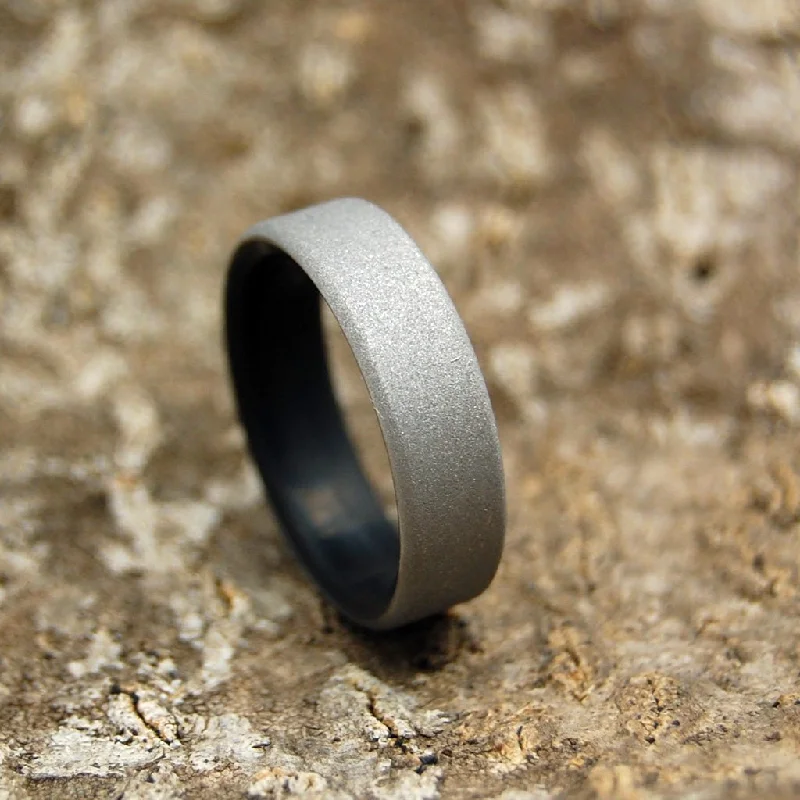 Conquer Kore | Men's Onyx Stone & Titanium Wedding Ring